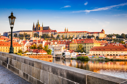 Sehr begehrt bei Städtreisen: Prag, hier mit Karlsbrücke und Prager Burg