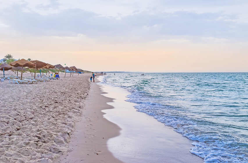 Leerer Strand in Tunesien
