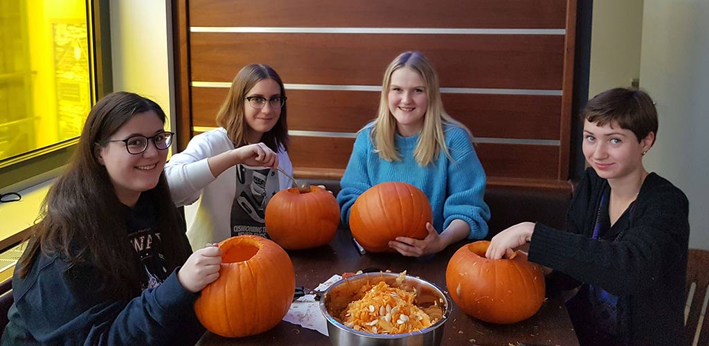 travianet Aktiv-Team: Schnitzen für einen guten Zweck