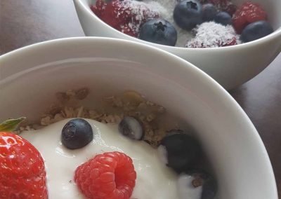 Brainfood mit Müsli und Obst