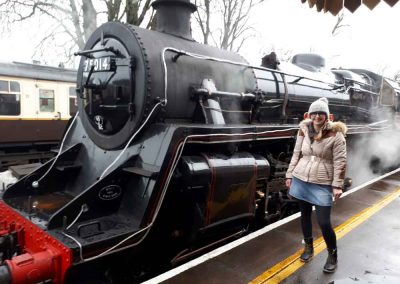 Hauch von Hogwarts: fabienne vor einem klassischen Steam Train
