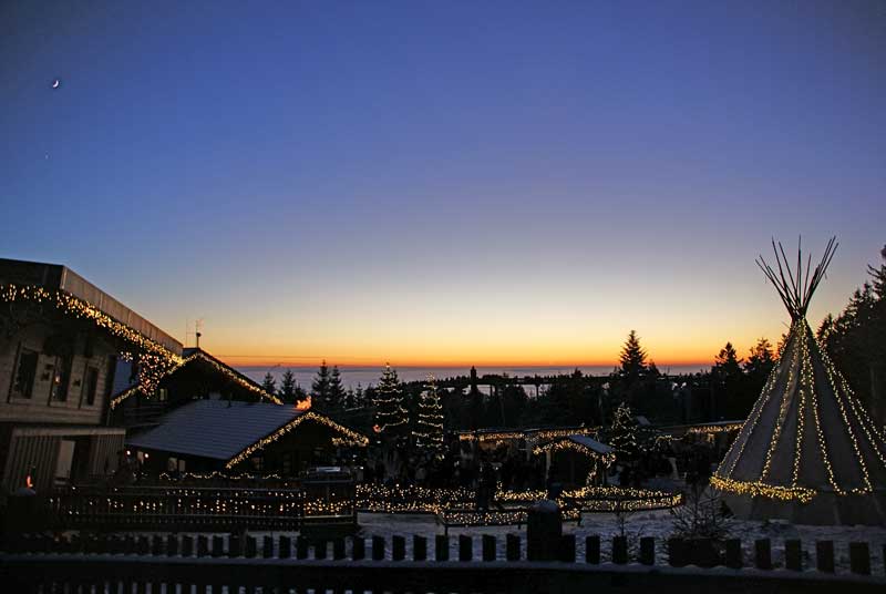 Romantisches Lichter,meer beim Christkindlmarkt am Waldwipfelweg