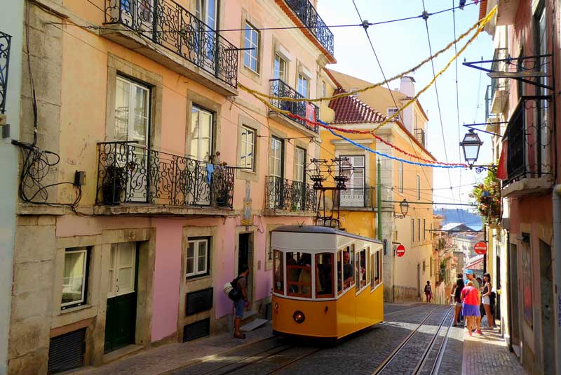 Die Straßenbahn sollte man bei einer Städtereise im Herbst nach Lissabon unbedingt testen