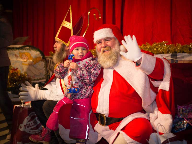 Nikolaus meets santa Clause beim deutsch-amerik. Weihnachtsmarkt in Pullman City